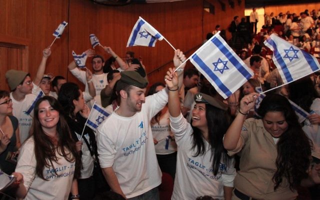 Des jeunes Juifs à une soirée Taglit (Crédit : Marc Israel Sellem/Flash90) Des jeunes Juifs à une soirée Taglit (Crédit : Marc Israel Sellem/Flash90)