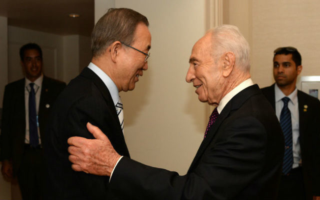 Ban Ki-moon (gauche) et Shimon Peres (Crédit : Kobi Gideon/GPO/Flash90) Ban Ki-moon (gauche) et Shimon Peres (Crédit : Kobi Gideon/GPO/Flash90)