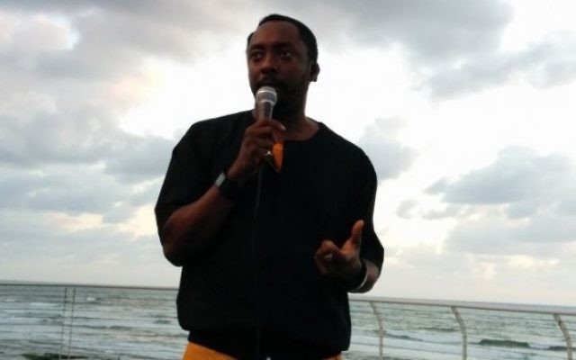 Le chanteur Will I am en Israël (Crédit : Dan Atzmon/autorisation)