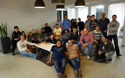 Les employés de Ironsourcre dans leurs bureaux à Tel Aviv (Crédit : autorisation)