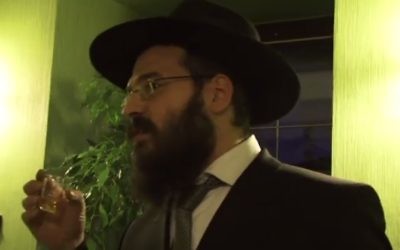 Le rabbin en chef de Cracovie (Crédit : capture d'écran Youtube)