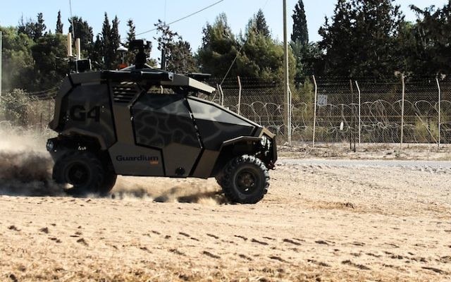 Le Guardium UGV patrouillant à la clôture de la frontière de Gaza (Crédit : autorisation de l'armée israélienne)