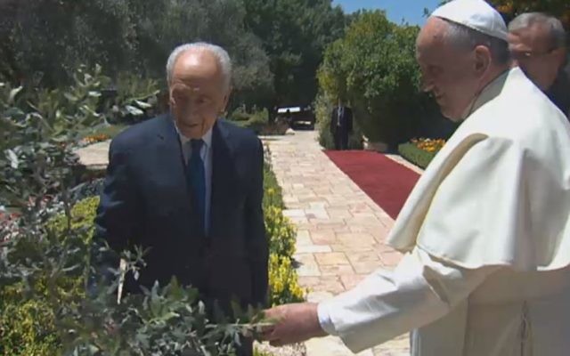 Shimon Peres et le pape François à Jérusalem (Crédit : capture d'écran GPO) Shimon Peres et le pape François à Jérusalem (Crédit : capture d'écran GPO)