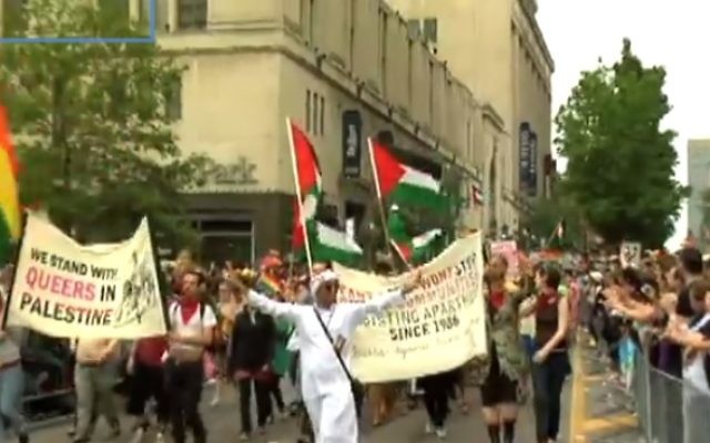 Des membres du Queers Against Israeli Apartheid vont défiler à la parade de Toronto (Crédit : capture d'écran YouTube) Des membres du Queers Against Israeli Apartheid vont défiler à la parade de Toronto (Crédit : capture d'écran YouTube)