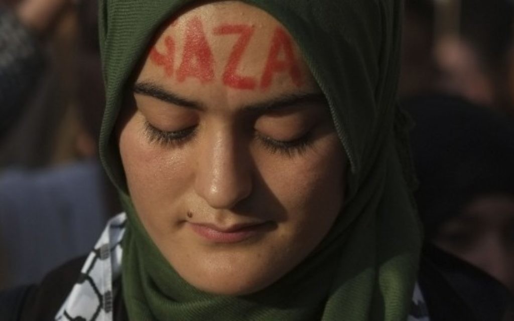 Une manifestante en soutien à Gaza - à Madrid, le 17 juillet (Crédit : AFP/Pedro Armestre)
