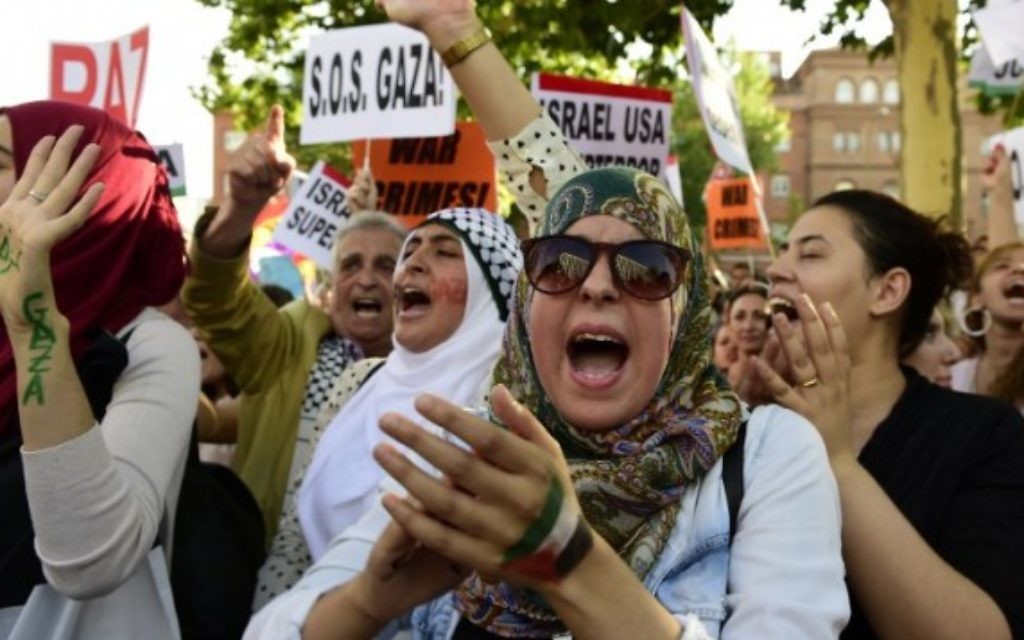 Rassemblement anti-israélien devant l'ambassade d'Israël à Madrid, en Espagne, le 24 juillet 2014. (Crédit : Javier Soriano/AFP)