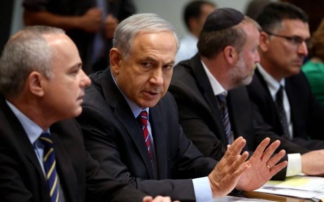 Benjamin Netanyahu (centre) (Crédit : AFP Photo/Pool/Abir Sultan) Benjamin Netanyahu (centre) (Crédit : AFP Photo/Pool/Abir Sultan)