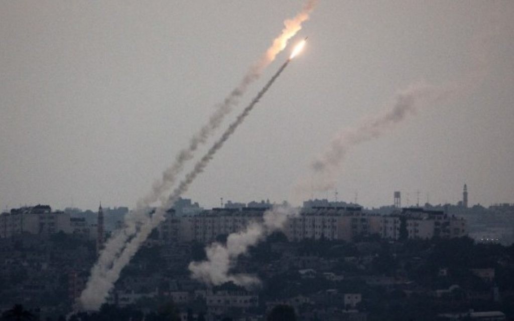 Tir de roquettes depuis la bande de Gaza (Crédit : Menahem Kahana/AFP)