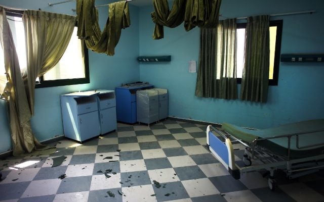 Une chambre d'hôpital à l'hôpital Wafa après un raid israélien (Crédit : AFP/THOMAS COEX)