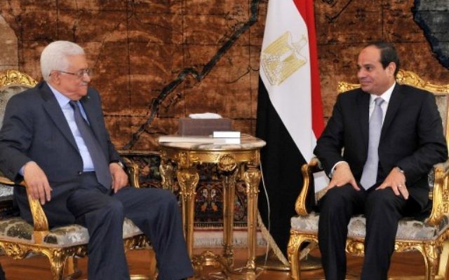 Le président de l'Autorité palestinienne Mahmoud Abbas, à gauche, avec le président égyptien Abdel Fattah al-Sissi, en 2014. (Crédit : AFP) Le président de l'Autorité palestinienne Mahmoud Abbas, à gauche, avec le président égyptien Abdel Fattah al-Sissi, en 2014. (Crédit : AFP)