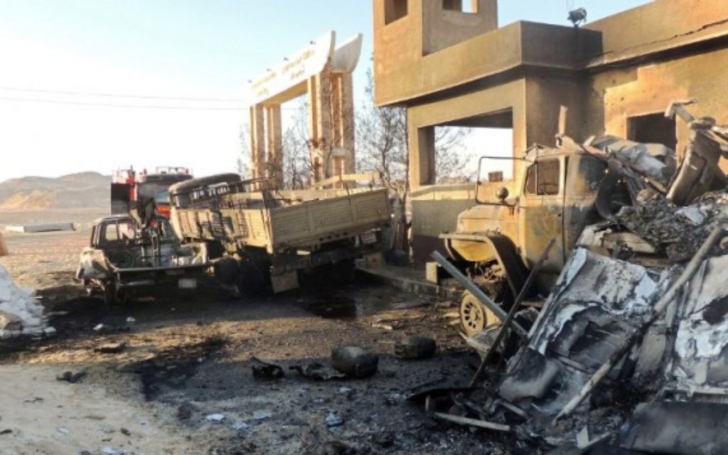 Le lieu d'une attaque terroriste dans laquelle 22 gardes-frontières égyptiens ont été tués à al-Wadi al-Gadid, 24 juillet 2014 (Crédit : AFP / STR)