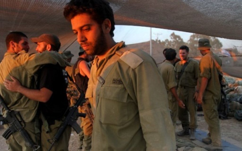 Soldats israéliens à un déploiement de l'armée près de la bande de Gaza le 26 juillet, 2014 (Crédit : AFP / GIL COHEN-MAGEN) Soldats israéliens à un déploiement de l'armée près de la bande de Gaza le 26 juillet, 2014 (Crédit : AFP / GIL COHEN-MAGEN)