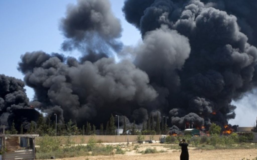 La centrale électrique de Gaza qui brûle après des raids israéliens (Crédit : Mahud Hams) La centrale électrique de Gaza qui brûle après des raids israéliens (Crédit : Mahud Hams)