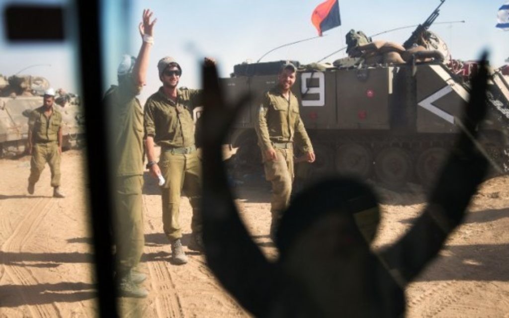 Des soldats postés dans un camp près de la frontière avec Gaza (Crédit : AFP/ MENAHEM KAHANA) Des soldats postés dans un camp près de la frontière avec Gaza (Crédit : AFP/ MENAHEM KAHANA)