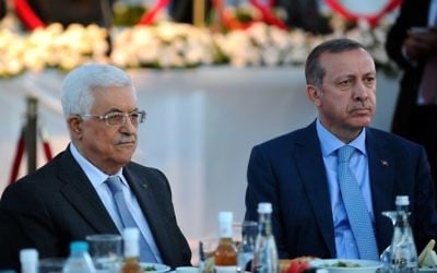 Le président de l'Autorité palestinienne Mahmoud Abbas (à gauche) et le président turc Recepp Tayipp Erdogan (Crédit : AFP/Ozan Kose)