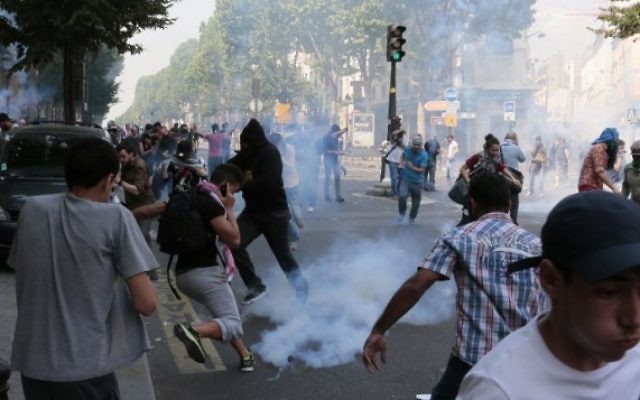 Émeutes à Barbès-Rochechouart (Crédit : AFP/Jacques Demarthon)