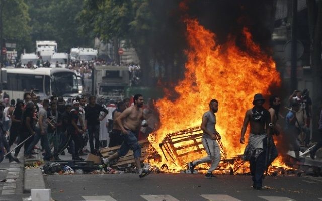 Des Français en train de courir devant un feu à Barbès-Rochechouart - 19 juillet 2014 (Crédit : AFP/ FRANCOIS GUILLOT) Des Français en train de courir devant un feu à Barbès-Rochechouart - 19 juillet 2014 (Crédit : AFP/ FRANCOIS GUILLOT)