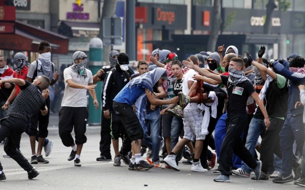 Rassemblement à Paris alors que les autorités françaises l'avait interdit - 26 juillet 2014 (Crédit : AFP) Rassemblement à Paris alors que les autorités françaises l'avait interdit - 26 juillet 2014 (Crédit : AFP)
