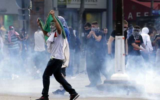 Rassemblement à Paris alors que les autorités françaises l'avaient interdit - 26 juillet 2014 (Crédit : AFP) Rassemblement à Paris alors que les autorités françaises l'avaient interdit - 26 juillet 2014 (Crédit : AFP)