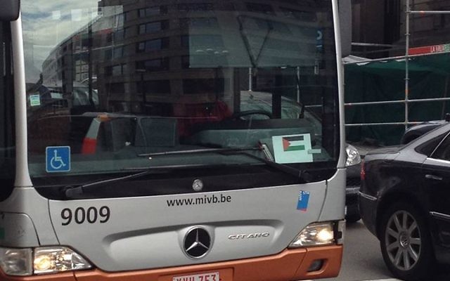 Photo d'un bus belge où le chauffeur affiche sur le devant un drapeau palestinien (Crédit : autorisation Joel Rubinfeld)