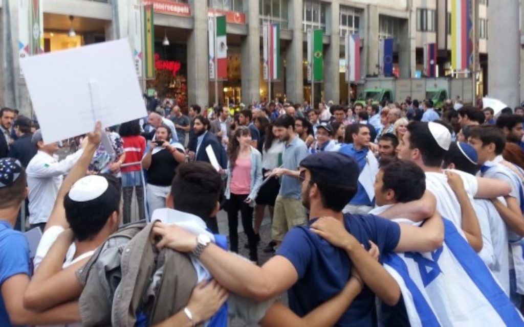 Rassemblement pro-israélien à Milan (Crédit : Elinor Betesh)