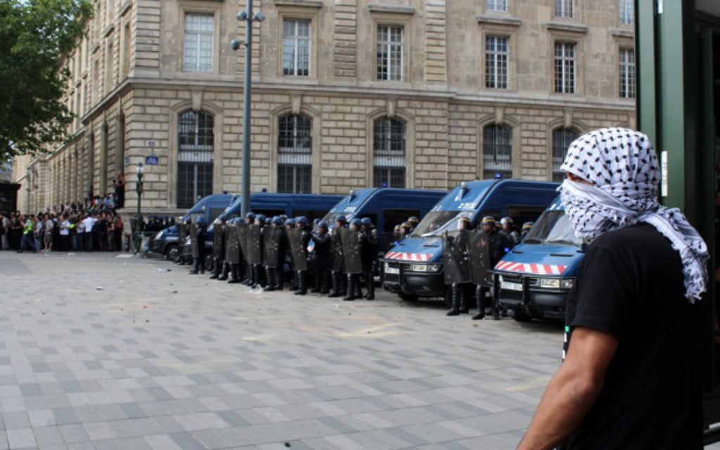 Rassemblement à Paris le 26 juillet qui avait été interdit (Crédit : Glenn Cloarec/Times of Israel)