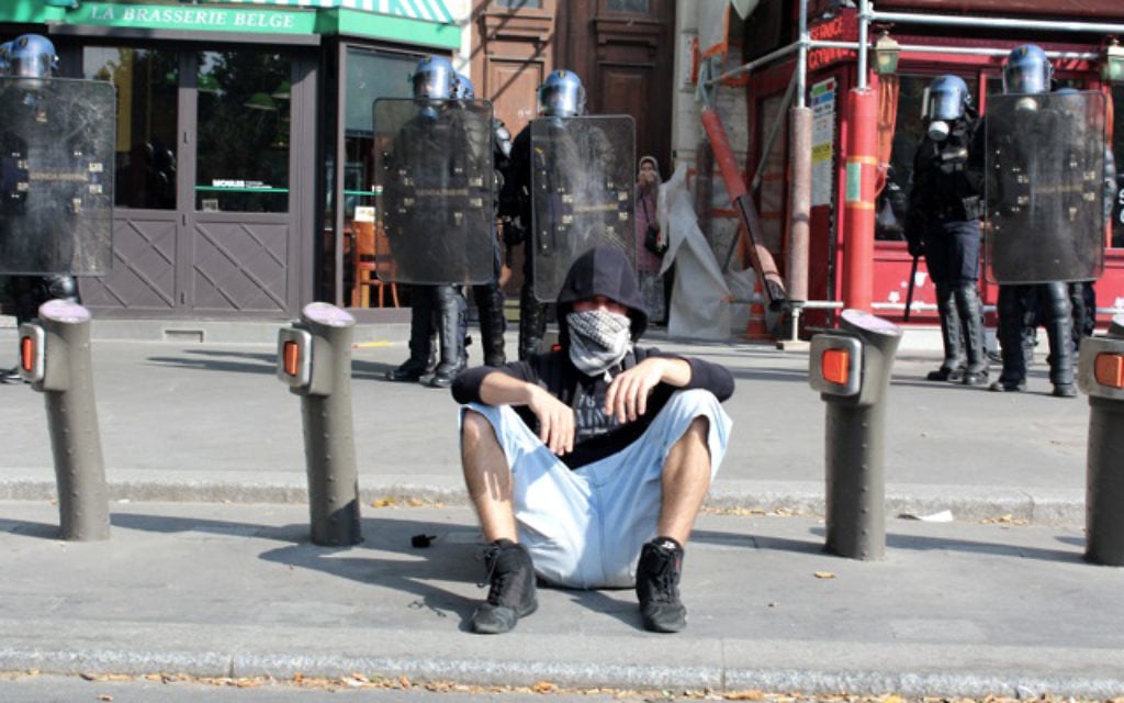 Rassemblement à Paris le 26 juillet qui avait été interdit (Crédit : Glenn Cloarec/Times of Israel)