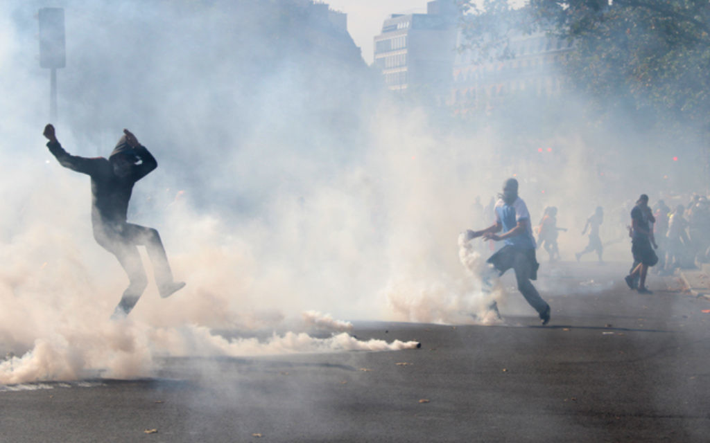 Rassemblement à Paris le 26 juillet qui avait été interdit (Crédit : Glenn Cloarec/Times of Israel)