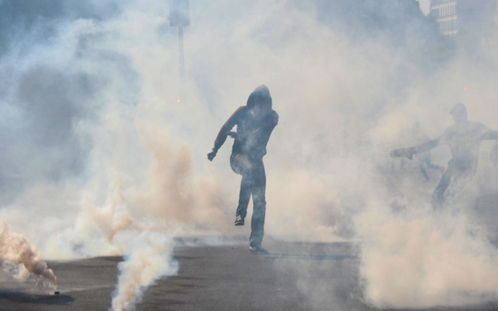 Rassemblement à Paris le 26 juillet qui avait été interdit (Crédit : Glenn Cloarec/Times of Israel)