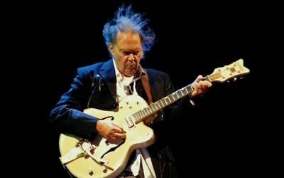 Neil Young (Crédit : Йо Асакура/Wikimedia commons/CC BY 2.0)