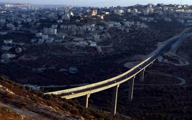 Vue sur la Route 60 près du village de Beit Jala (Crédit :  Abir Sultan/Flash 90)