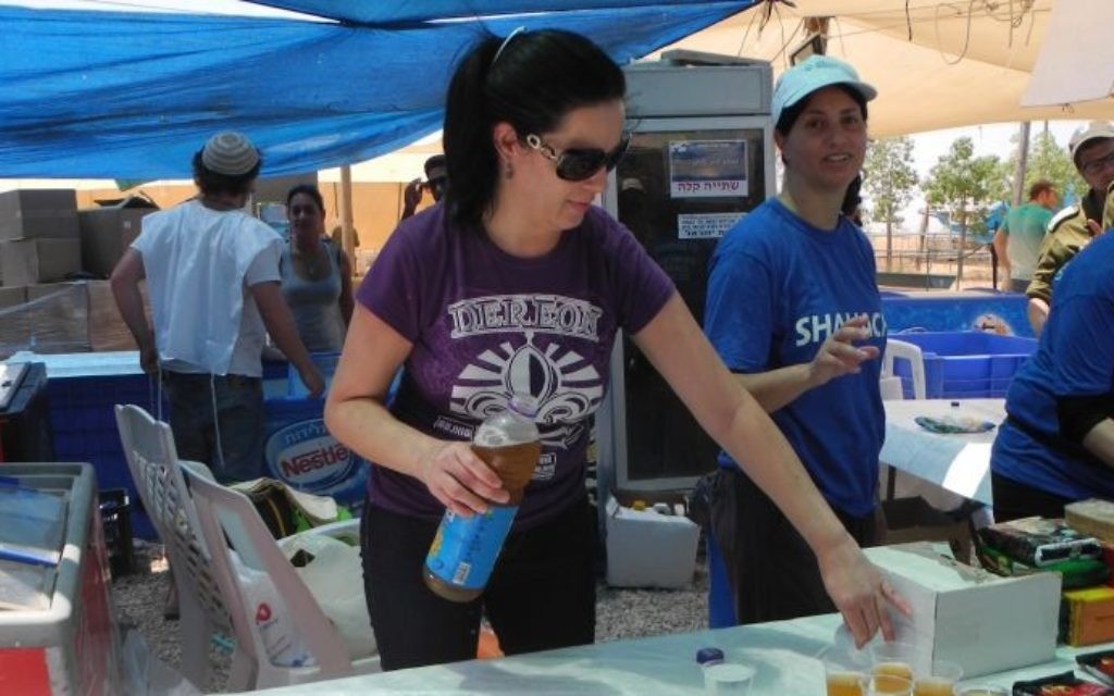 Stand de limonade pour les soldats, 250 bénévoles offrent 50 000 repas par jour pour les soldats et autres personnes impliquées dans l'effort de guerre. (Crédit : Melanie Lidman / Times of Israël) Stand de limonade pour les soldats, 250 bénévoles offrent 50 000 repas par jour pour les soldats et autres personnes impliquées dans l'effort de guerre. (Crédit : Melanie Lidman / Times of Israël)