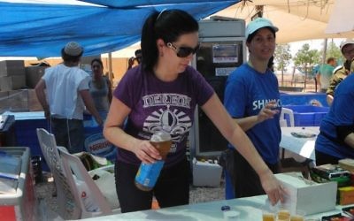 Stand de limonade pour les soldats, 250 bénévoles offrent 50 000 repas par jour pour les soldats et autres personnes impliquées dans l'effort de guerre. (Crédit : Melanie Lidman / Times of Israël)