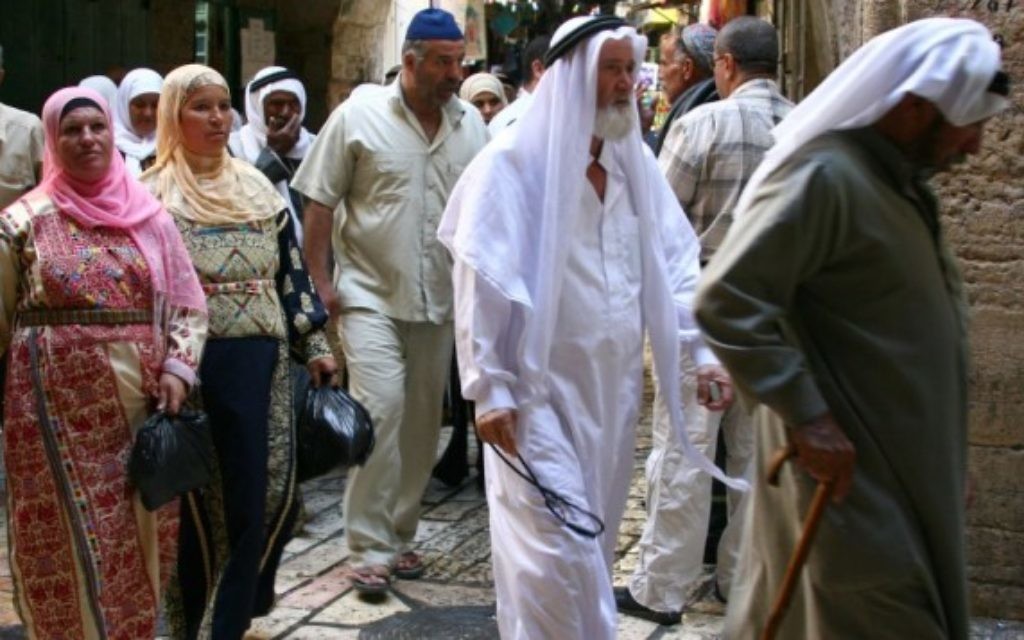 Des musulmans qui se rendent à la mosquée Al Aqsa pendant le ramadan (Crédit : Anna Kaplan/Flash90) Des musulmans qui se rendent à la mosquée Al Aqsa pendant le ramadan (Crédit : Anna Kaplan/Flash90)