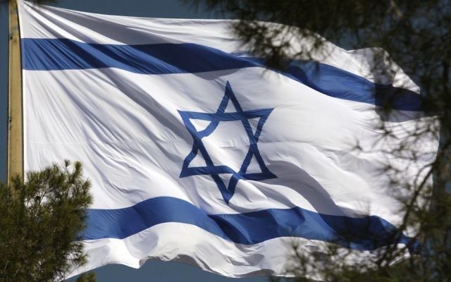 Un drapeau de l'Etat d'Israël (Crédit : Uri Lenz/Flash 90) Un drapeau de l'Etat d'Israël (Crédit : Uri Lenz/Flash 90)