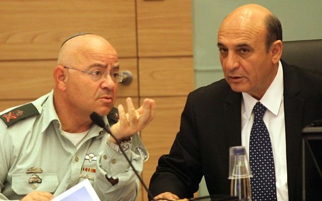 Le Chef adjoint d'état-major le général de division Yair Naveh (à gauche) et député Kadima Shaul Mofaz.. (crédit photo: Yossi Zamir / flash 90) Le Chef adjoint d'état-major le général de division Yair Naveh (à gauche) et député Kadima Shaul Mofaz.. (crédit photo: Yossi Zamir / flash 90)