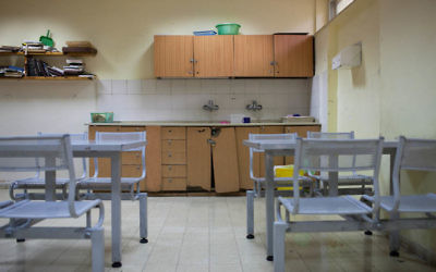 Une salle de l'hôpital psychiatrique de Kfar Shaul (Crédit : Noam Moskowitz/Flash90)