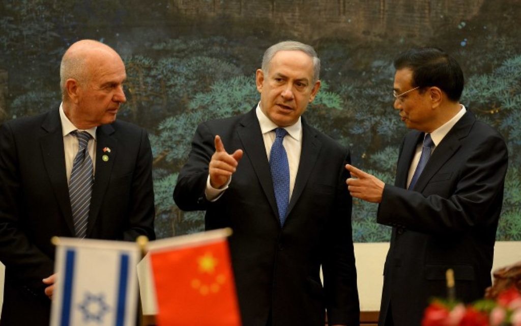 Benjamin Netanyahu (au centre) s'entretient avec le Premier ministre Li Keqiang de la Chine (à droite) au Grand Palais du Peuple à Beijing, le 8 mai 2013 (Crédit : Avi Ohayon/GPO/Flash90) Benjamin Netanyahu (au centre) s'entretient avec le Premier ministre Li Keqiang de la Chine (à droite) au Grand Palais du Peuple à Beijing, le 8 mai 2013 (Crédit : Avi Ohayon/GPO/Flash90)