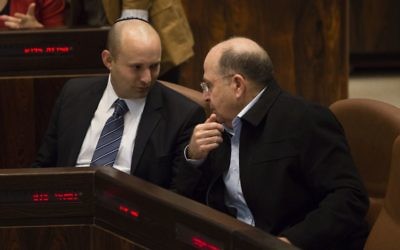 Naftali Bennett, à gauche, et Moshe Yaalon en session plénière de la Knesset, le 12 mars 2014. (Crédit : Flash90)