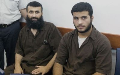 Ziad Awad (gauche) et son fils Izz Eddin (droite) à la prison d'Ofer. Ils ont été arrêtés le 7 mai, accusés du meurtre le 14 avril de Baruch Mizrahi (Crédit : Yonatan Sindel/Flash90)