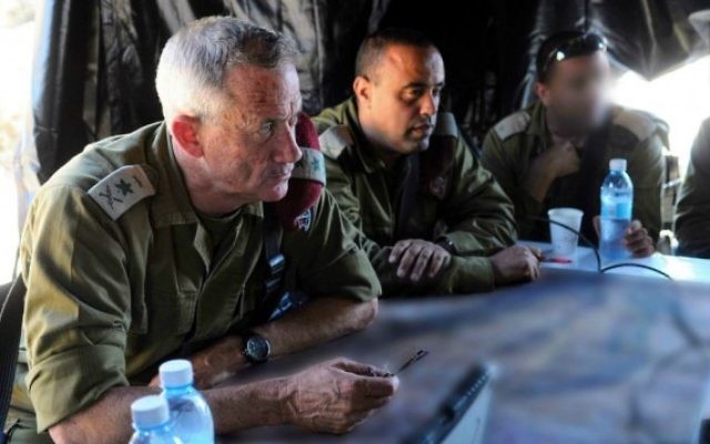 Benny Gantz (gauche) (Crédit : IDF Spokesperson/Flash90)