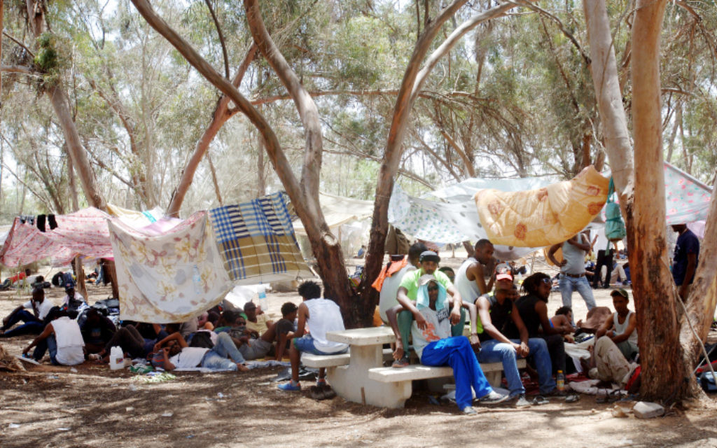 Des migrants africains au camp de Holot 
(Crédit : Flash 90)