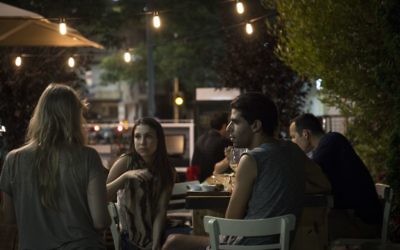 Des Israéliens prennent un verre peu après un retentissement de sirènes à Tel Aviv - 8 juillet 2014 (Crédit : Hadas Parush/Flash90)