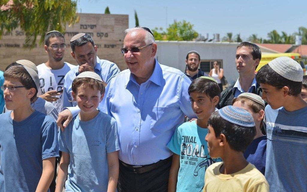 Reuven Rivlin et des enfants étudiant dans une yeshiva de Sderot (Crédit : Flash 90)