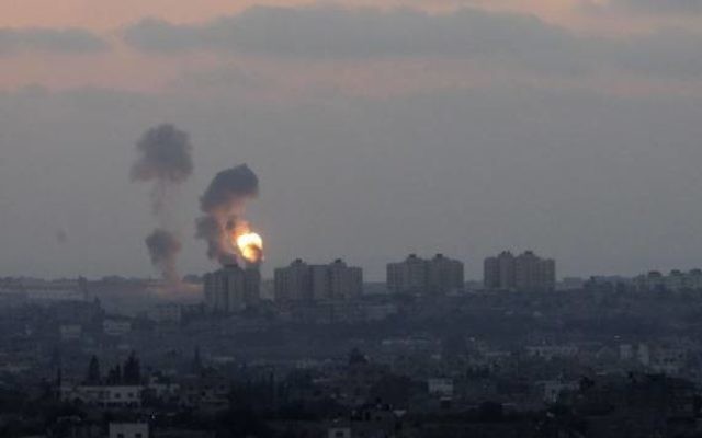 Explosions qui provoquent un nuage de fumée à Gaza (Crédit : Miriam Alster/ Flash90)