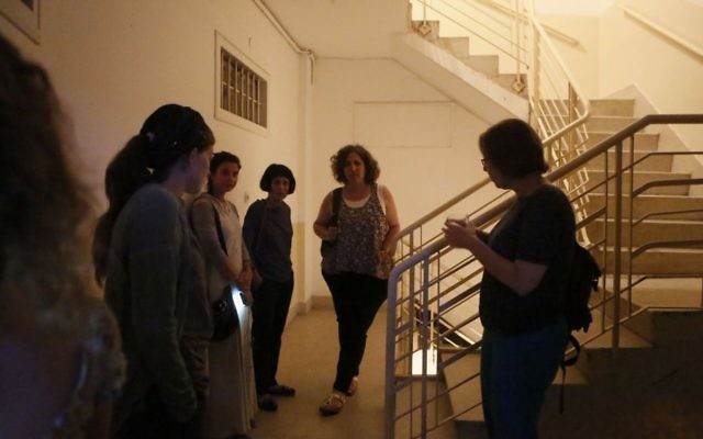 Des Israéliens dans un abri à Jérusalem lors d'une alerte - 8 juillet 2014 (Crédit : Miriam Alster/ Flash90) Des Israéliens dans un abri à Jérusalem lors d'une alerte - 8 juillet 2014 (Crédit : Miriam Alster/ Flash90)