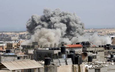 Frappe israélienne  sur Rafah, dans le sud de la bande de Gaza, le 9 juillet 2014. (Crédit : Abed Rahim Khatib/Flash90)
