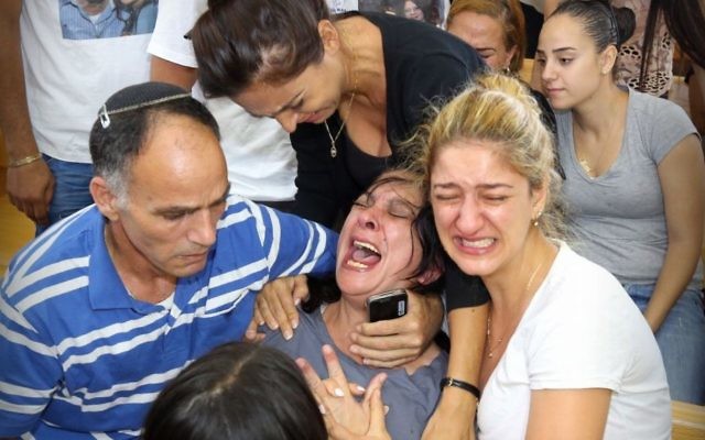 Des membres de la famille de Shelly Dadon (Crédit : Hagain Aharon/Flash90) Des membres de la famille de Shelly Dadon (Crédit : Hagain Aharon/Flash90)