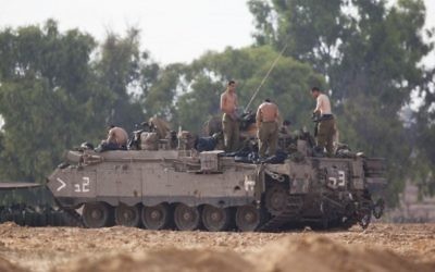 Des soldats israéliens stationnés près de la frontière avec Gaza (Crédit : Yonatan Sindel/Flash90)