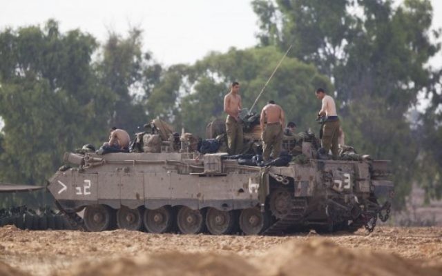 Des soldats israéliens stationnés près de la frontière avec Gaza (Crédit : Yonatan Sindel/Flash90)